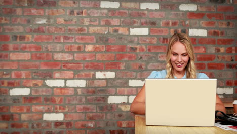 Bildbearbeiter-Bei-Der-Arbeit-Am-Schreibtisch-Mit-Laptop