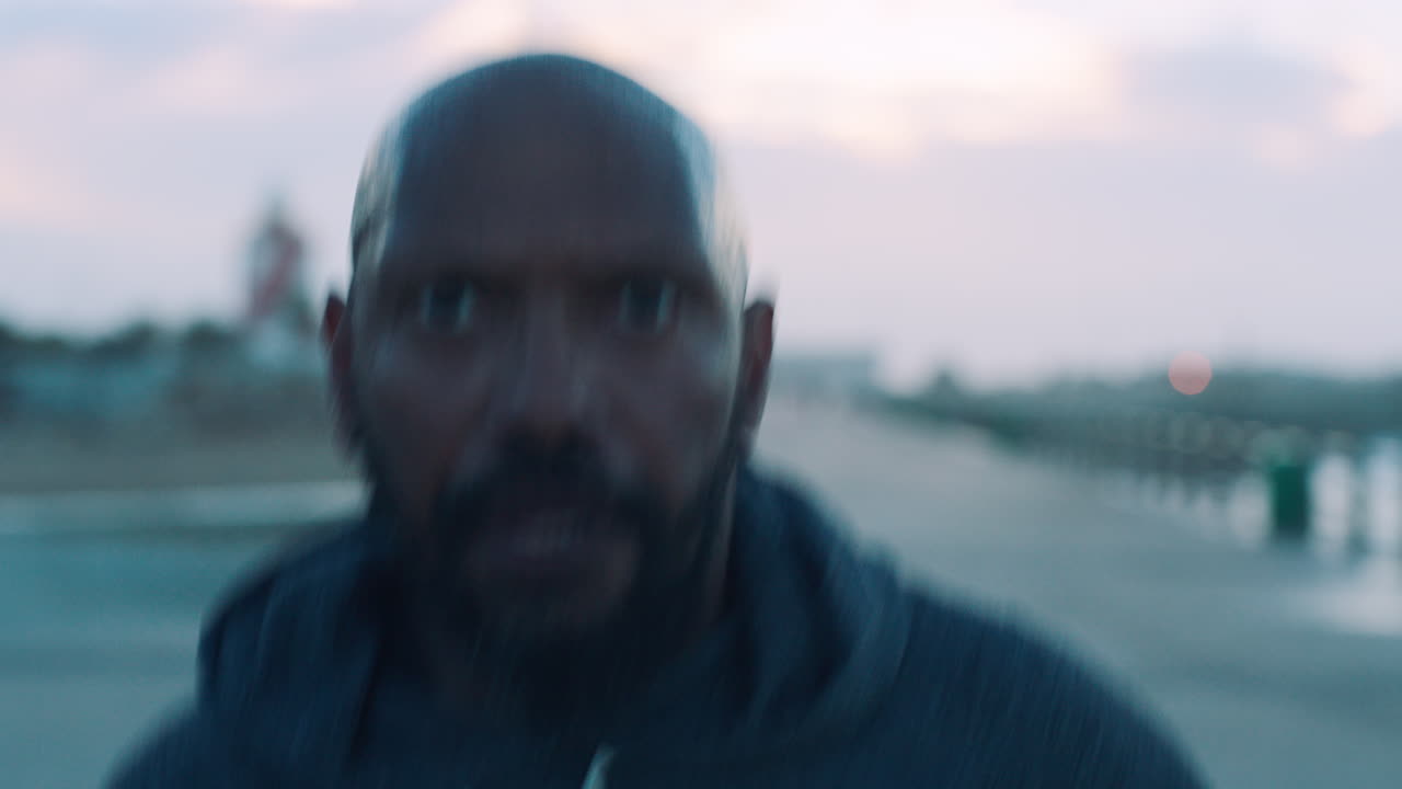 y hombre negro corriendo al aire libre para la salud