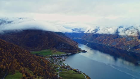 Espectacular-Paisaje-Montañoso-Con-Nubes-Bajas-Durante-El-Otoño-En-Aurlandsfjord,-Condado-De-Vestland,-Noruega