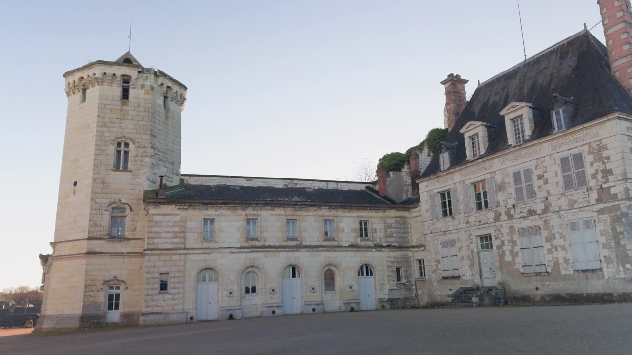 Esterno affascinante del Castello di Saint-Aignan, scena storica serena, atmosfera pacifica.
