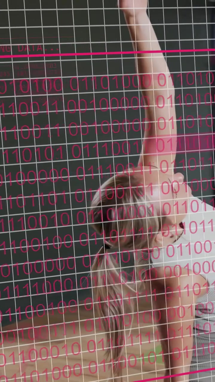 Video verticale: Donna che inizia uno stretching laterale mentre appaiono sovrapposizioni di dati rossi, tracciando la forma fisica.