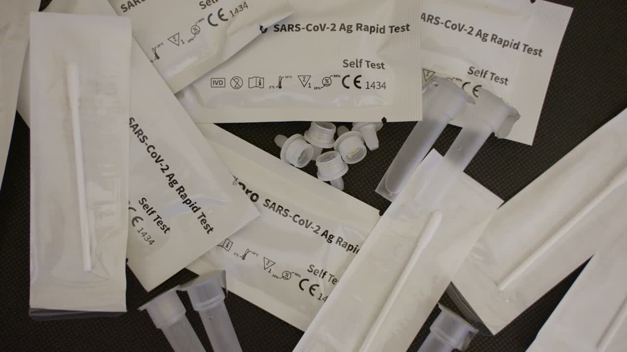 旋轉近距離開放包裝的covid快速抗原測試
