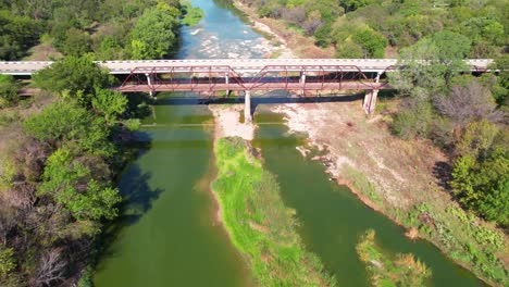 Luftflug-über-Den-Brazos-River-Und-Flug-über-Die-Alte-Brazos-Point-Bridge-In-Texas