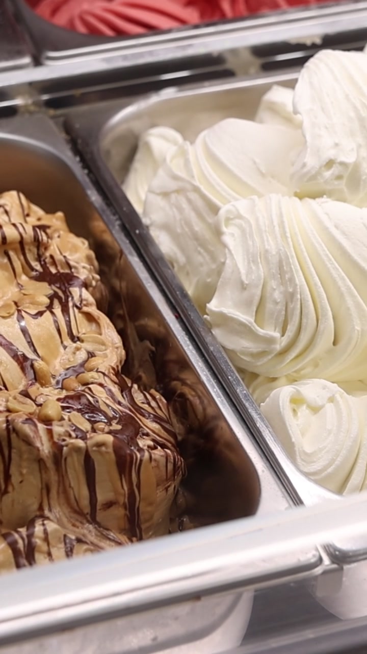 Primo piano di gusti di gelato artigianale in vetrina