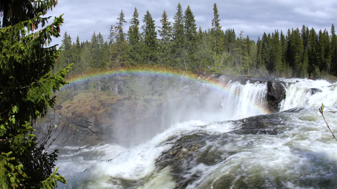 la cascada de ristafallet en la parte occidental de jamtland está catalogada como una de las cascadas más hermosas de suecia.