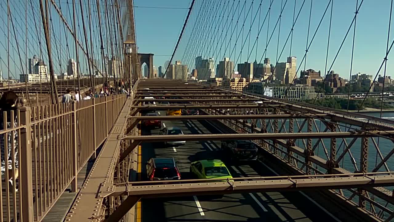 Traffico sul ponte di Brooklyn con skyline della città