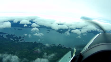 Propellerflugzeug-Fliegt-In-Den-Himmel-Mit-Wolken-Im-Hintergrund,-Pilotenansicht