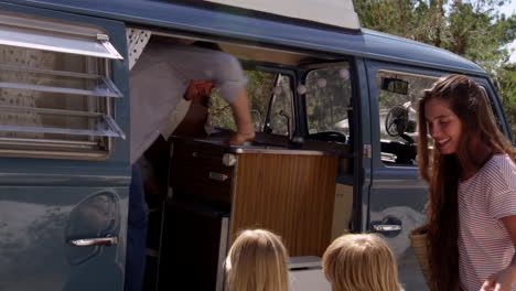 familia empacando su camioneta para un viaje por carretera, filmado en r3d