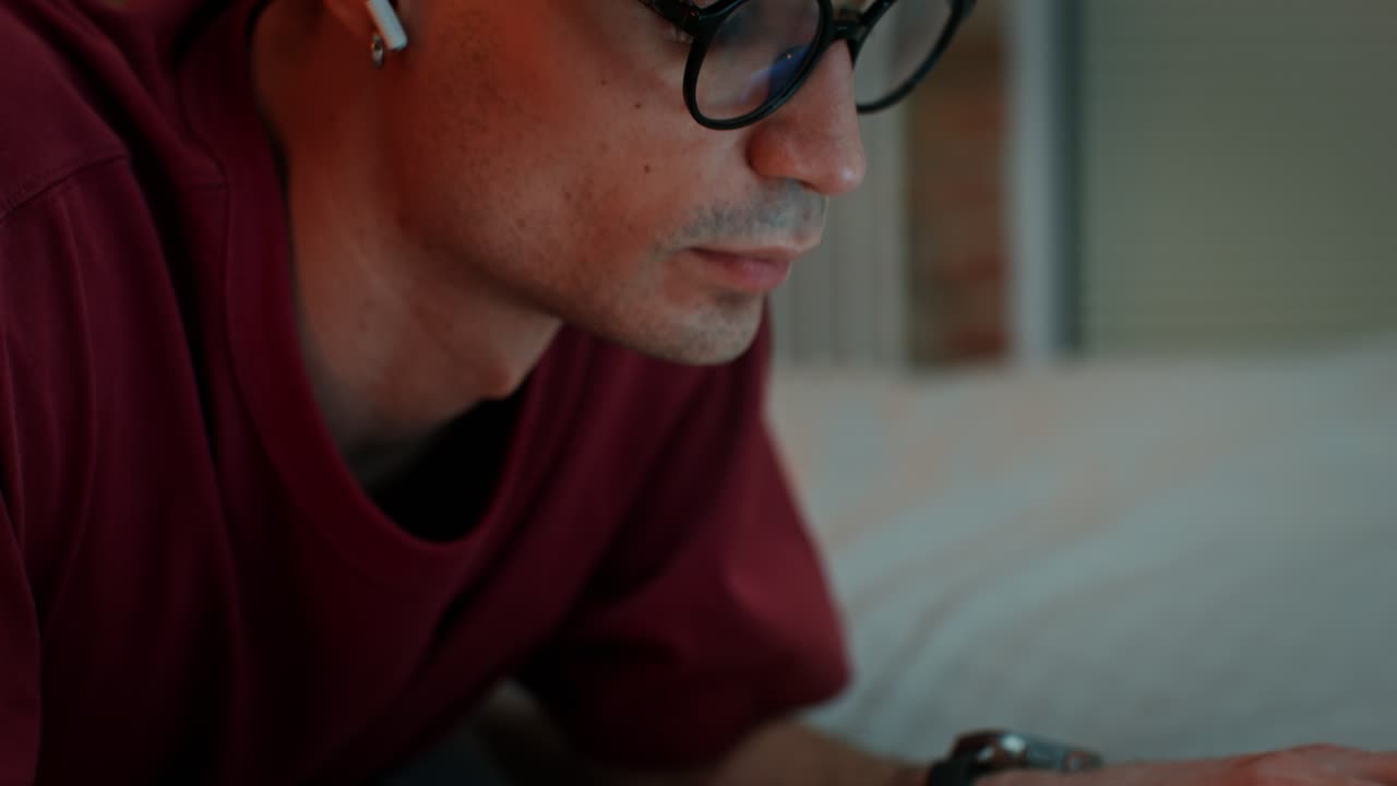 un joven relajándose en la cama.