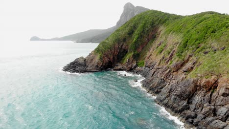 El-Acantilado-Rocoso-En-La-Orilla-Del-Mar-Cerca-Del-Hotel-Y-Resort-Orson-En-Con-Dao,-Vietnam