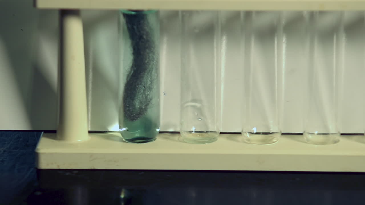 cierre de lana de acero chapada en cobre en una solución de sulfato de cobre en una reacción de desplazamiento simple