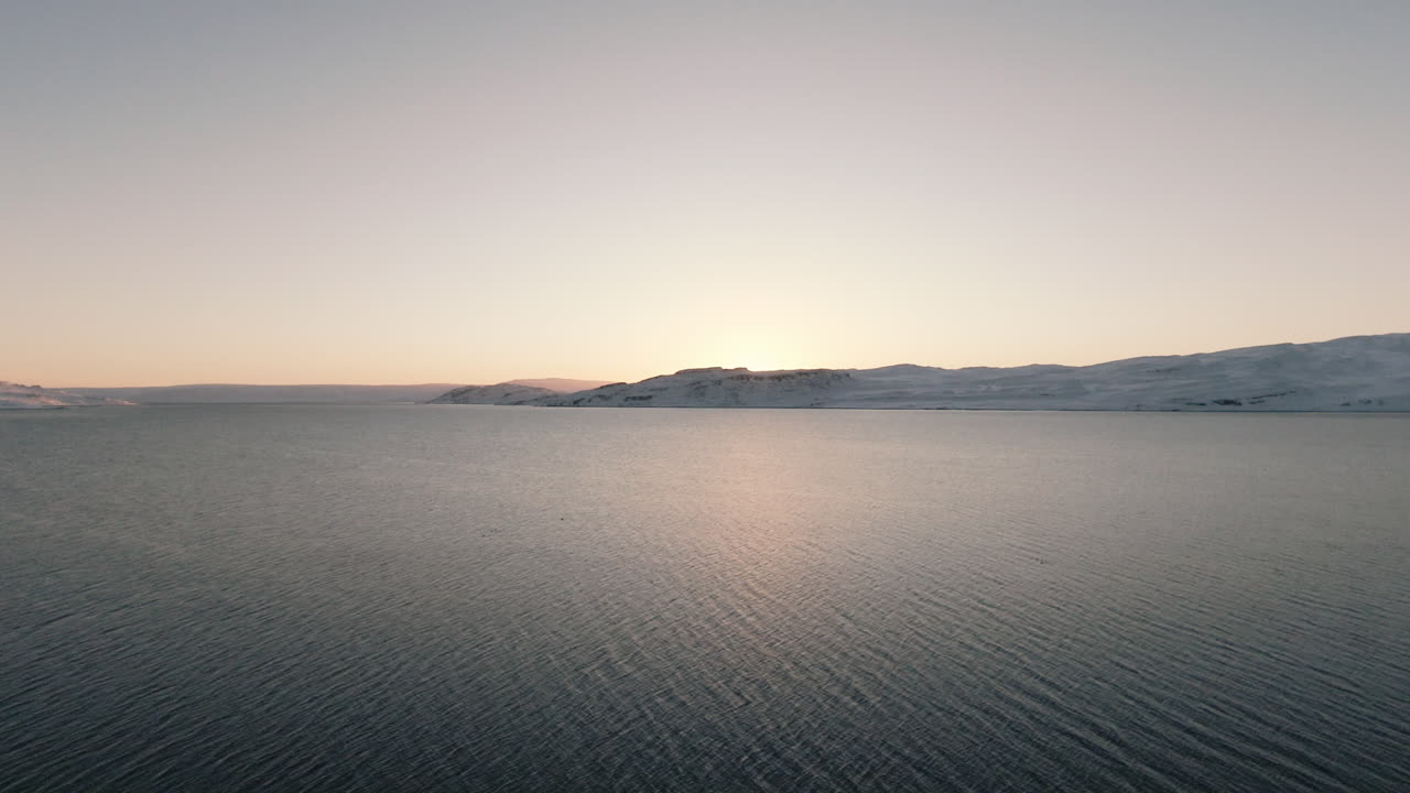 일출 동안 호수 위에서 돌리 포워드