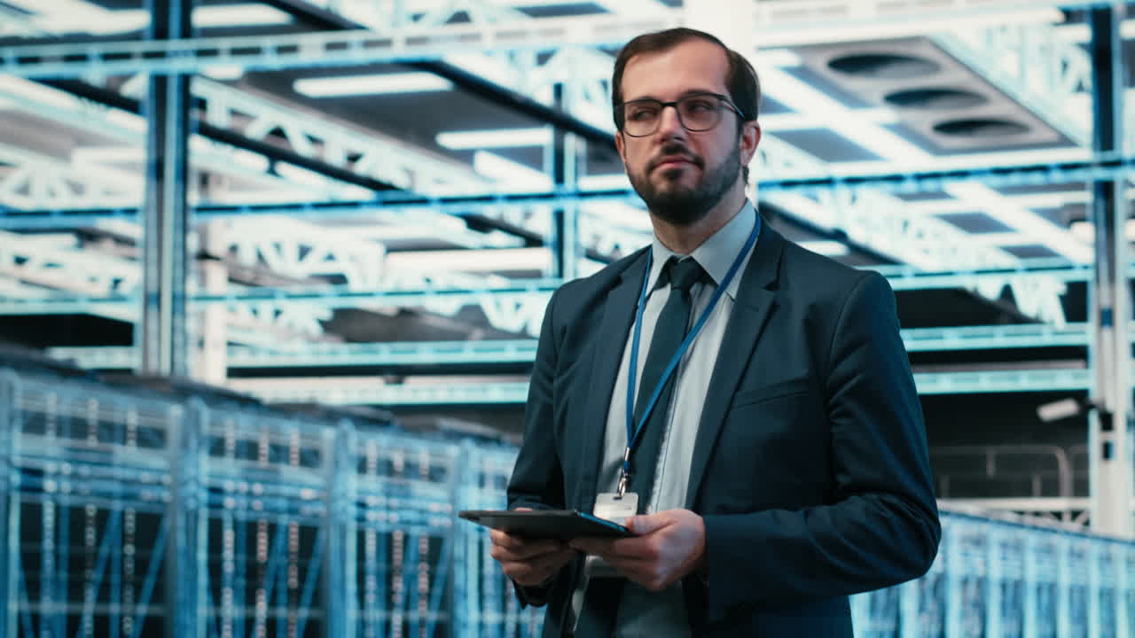 IT-ekspert som jobber på nettbrett i datasenter