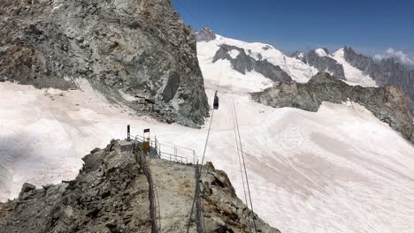 teleférico de montebianco a chamonix en el glaciar