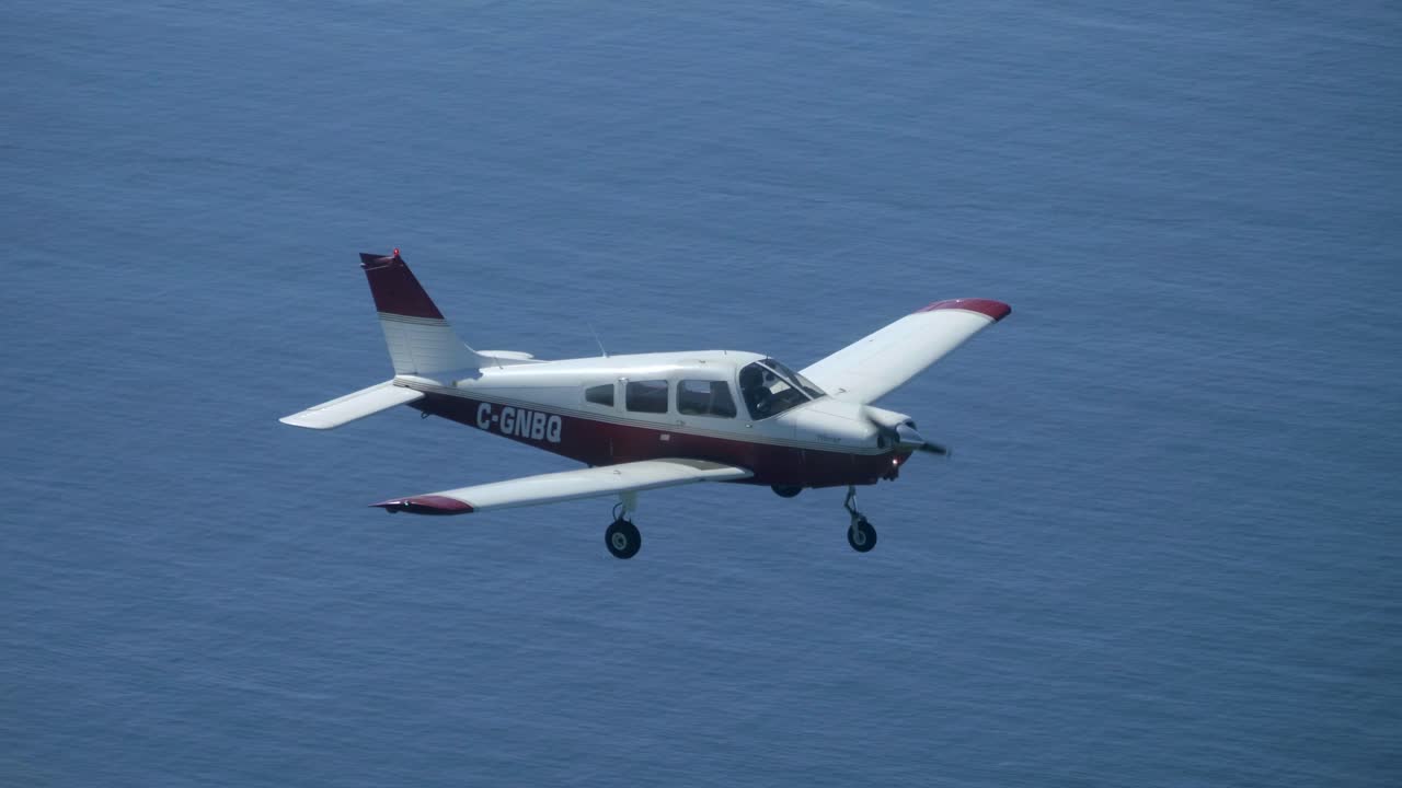바다 위를 비행하는 단일 엔진 프로펠러 항공기, 공대공 전망