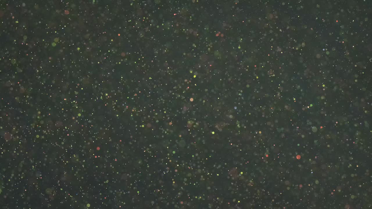 la hermosa flotación de partículas relucientes en cámara lenta