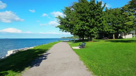 Schöner-Grüner-Graspark-Und-Blauer-Wassersee-In-Kanada