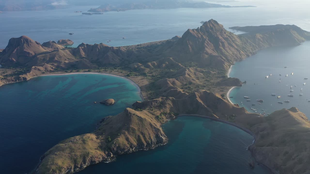 vista aérea de la isla de padar, parque nacional de komodo, indonesia