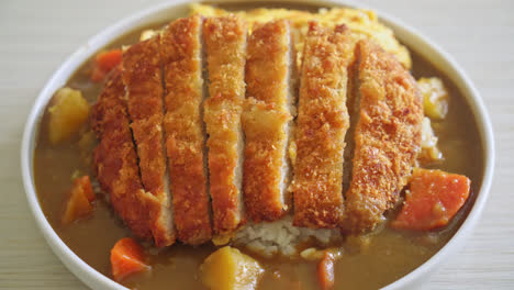 Arroz-Al-Curry-Con-Chuleta-De-Cerdo-Frita-Tonkatsu-Y-Tortilla-Cremosa---Estilo-De-Comida-Japonesa