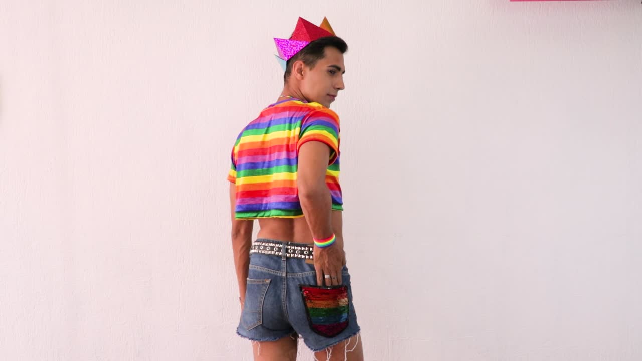 подлинный небинарный человек празднует день гордости лгбт