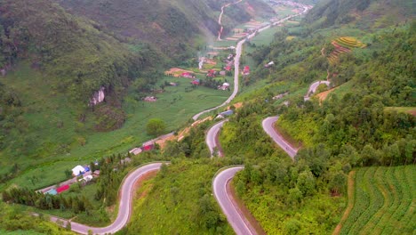 Eine-Kurvenreiche,-Sich-Windende-Straße,-Die-Wunderschön-In-Den-Berghang-Des-Geoparks-Dong-Van-Karst-Plateau-Geschnitten-Ist