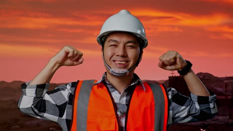 trabajador de la construcción feliz al atardecer