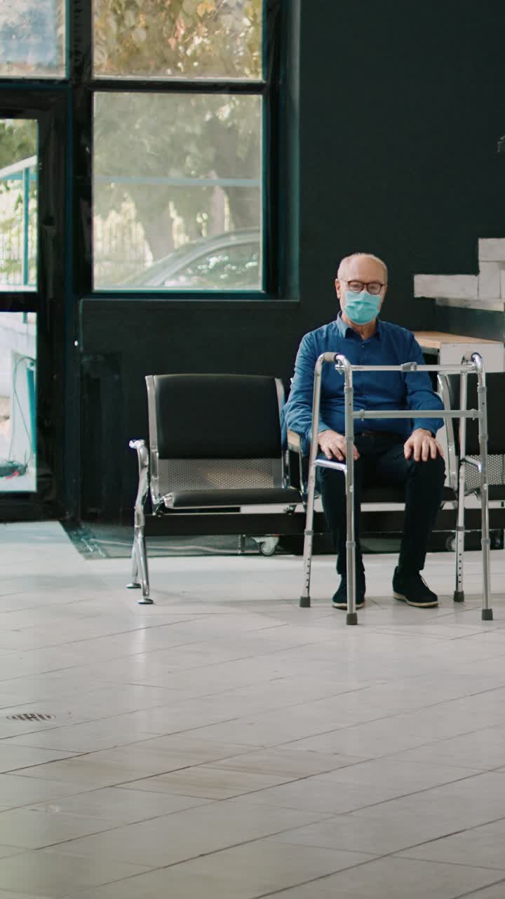 Pasienter og medisinsk personell i et venterom på en klinikk