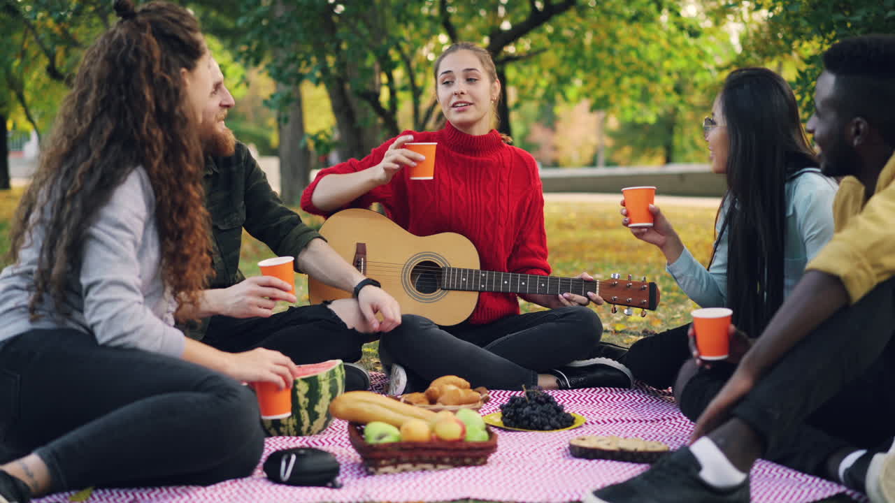 친구 들 이 공원 에서 피크닉 을 즐기고 있다