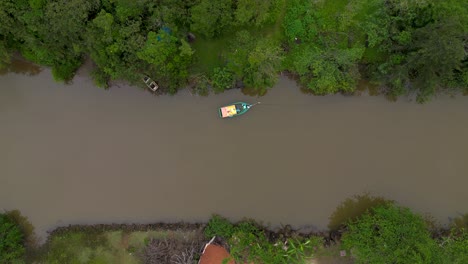 Vista-Aérea-Del-Barco-Solitario-En-Un-Río---Brasil