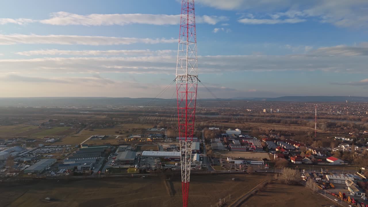 La Torre di Lakihegy, uno storico traliccio radio Blaw-Knox e punto di riferimento nazionale vicino a Budapest, Ungheria, si erge maestosa in questa veduta aerea con drone, evidenziando la sua caratteristica struttura a forma di diamante
