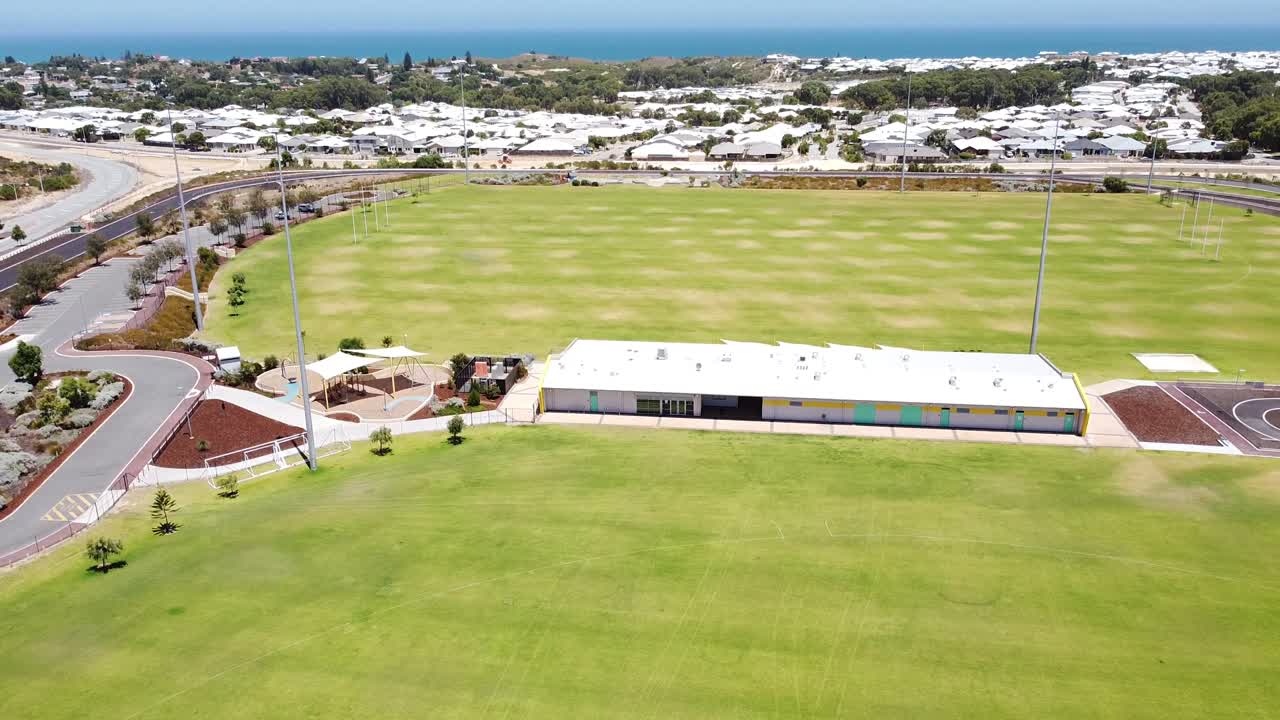 스포츠 경기장, 건물, 홍수 조명 및 그 이상, 공중 촬영을 드러 ⁇ 니다.