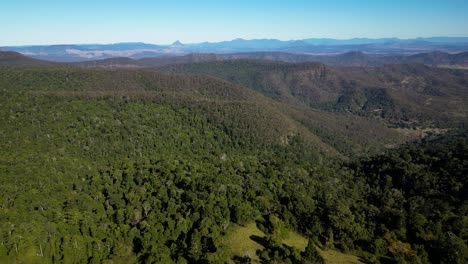 Luftaufnahme-über-Der-Westseite-Des-Lamington-Nationalparks-Und-Ländlichen-Grundstücken,-Hinterland-Der-Goldküste,-Malerischer-Rand