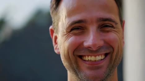retrato de un hombre sonriente