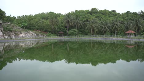hermosa vista matutina del estanque grigak, un estanque en el borde del mar del sur en el distrito de gunung kidul, yogyakarta, indonesia
