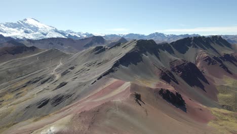 perú, montaña arco iris, montaña ausangate en el fondo