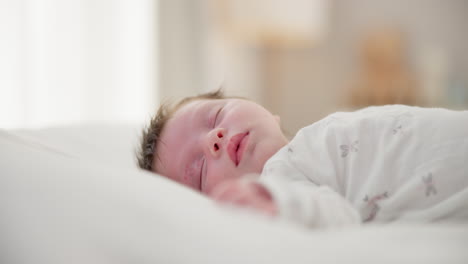 Müdes,-Schlafendes-Und-Neugeborenes-Baby-Auf-Einem-Bett