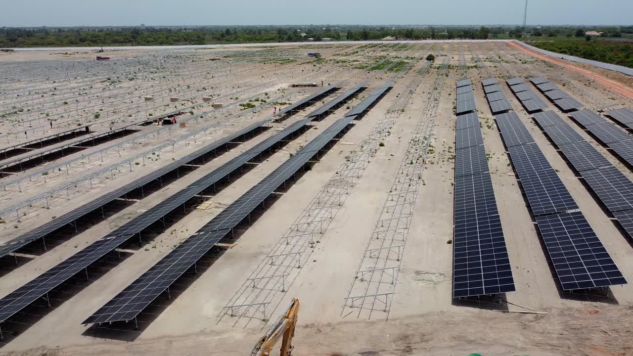 planta de energía solar fotovoltaica bifacial en construcción órbita de deslizamiento aéreo a la izquierda - nawec tbea, jambur, gambia áfrica occidental