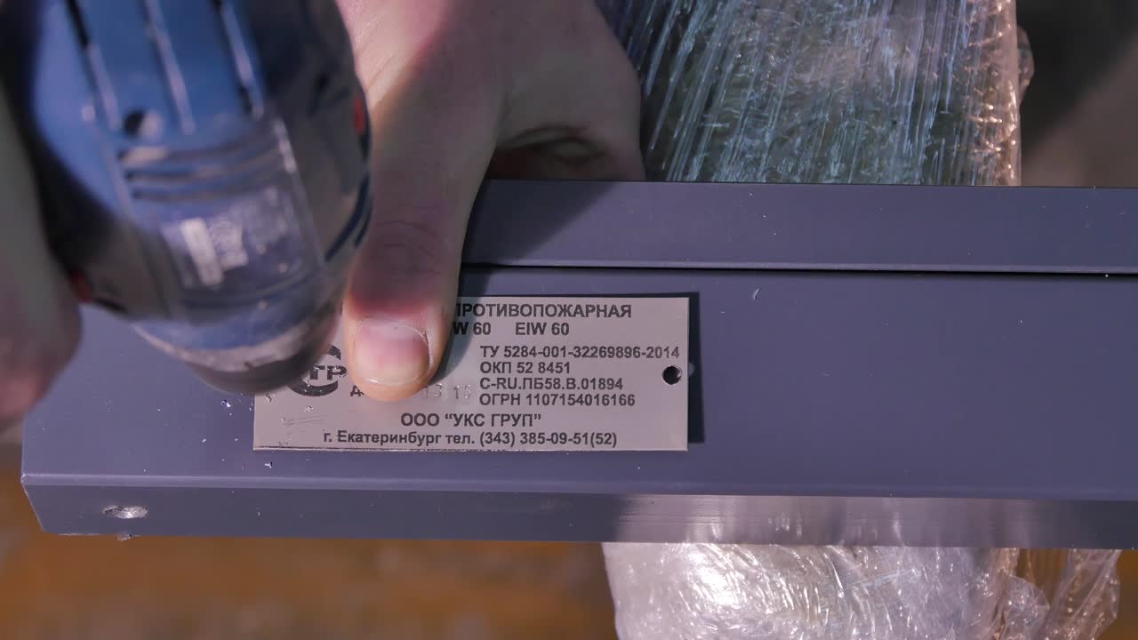 la instalación de una placa de metal con un taladro