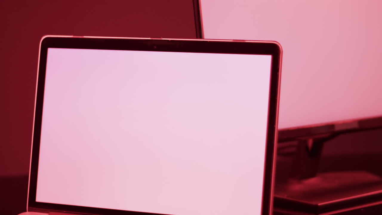 video de computadora y portátil con pantallas en blanco, espacio de copia en fondo de neón