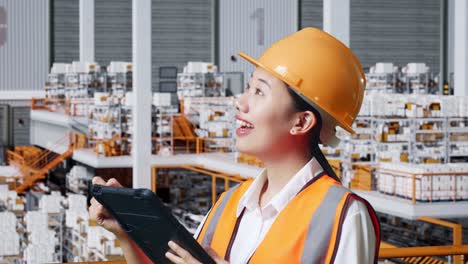 trabajador de almacén que utiliza una tableta