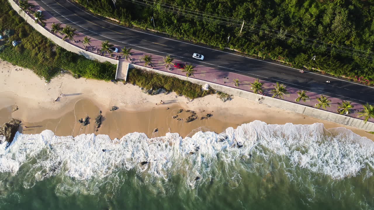 carretera costera, playa de arena y olas oceánicas que golpean la costa - escapada de vacaciones, vista aérea de arriba hacia abajo