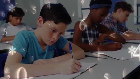 escolares escribiendo mientras los números y los símbolos se mueven