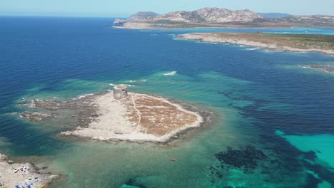 playa de spiaggia della pelosetta y torre de la isla de la pelosa en cerdeña, italia - antena 4k