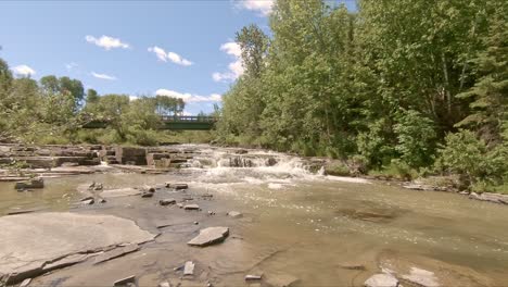 Pequeña-Cascada-Con-Agua-Que-Fluye-Sobre-El-Arroyo-De-Base-Rocosa