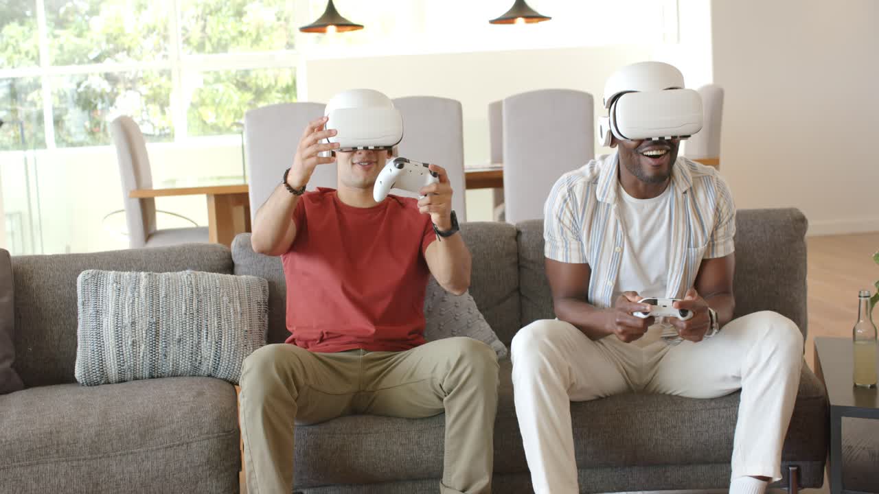 Amici di diverse etnie che indossano visori VR, impugnano i controller e giocano a un videogioco VR per divertimento a casa.