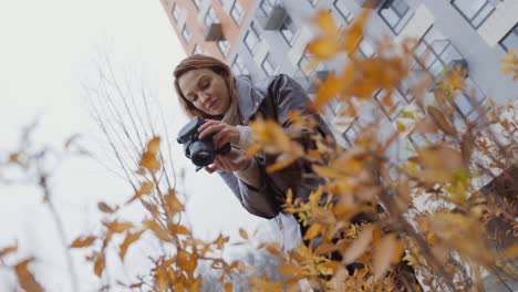 mujer fotógrafa en la ciudad de otoño