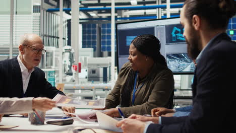 factory management presents business models to businessmen, expanding production