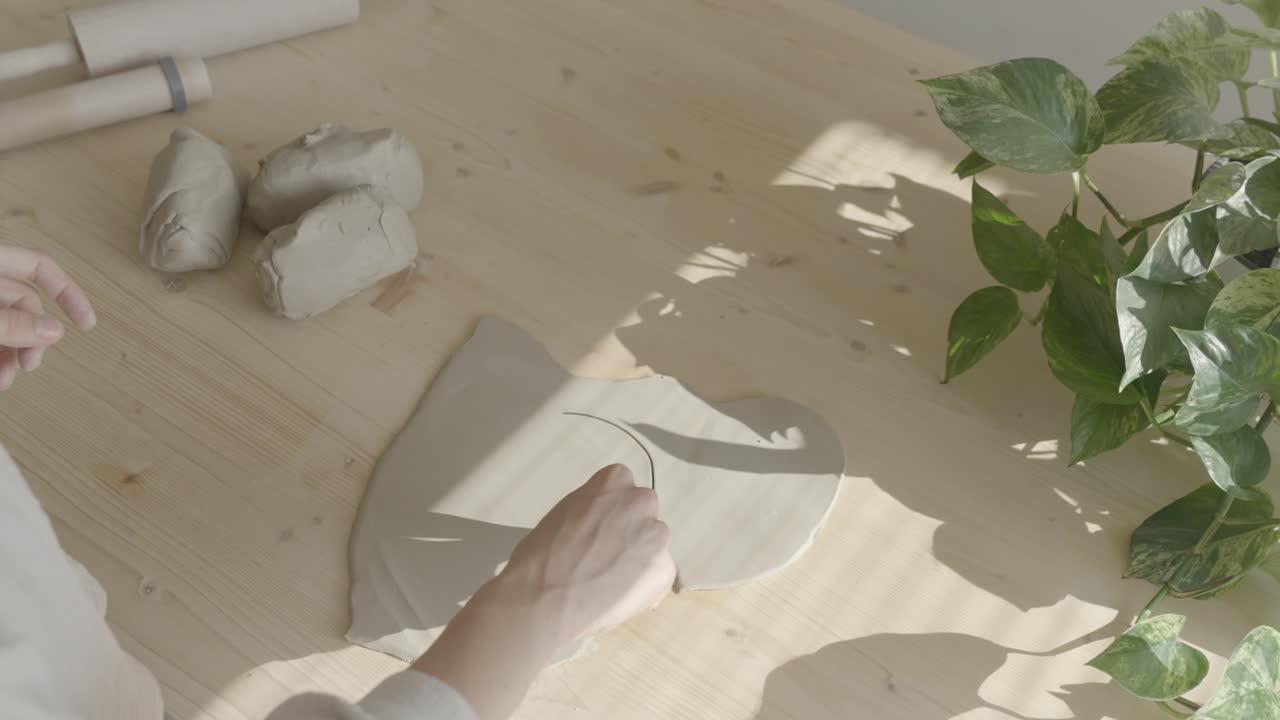 una cerámica que trabaja con arcilla