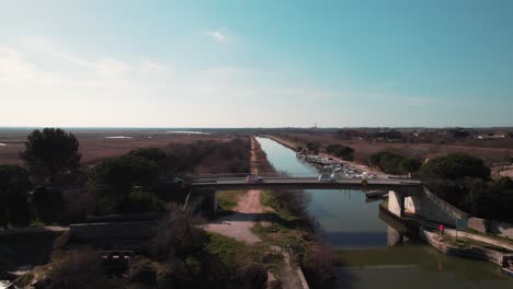 Schöne-Alte-Oldtimer-Mietwagen-Fahren-über-Eine-Brücke-In-Der-Camargue-Region-In-Südfrankreich