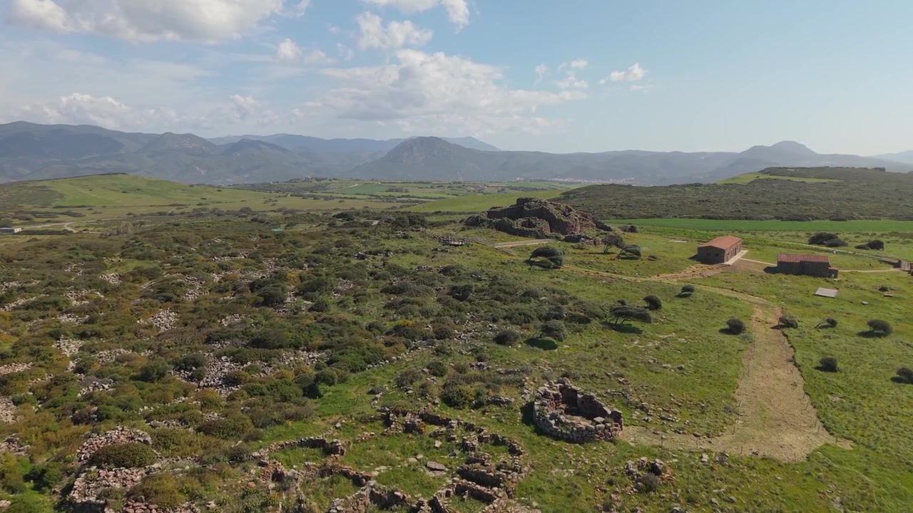 Sorvolo del sito archeologico dell'insediamento nuragico di Seruci in Sardegna, Italia. - ripresa aerea